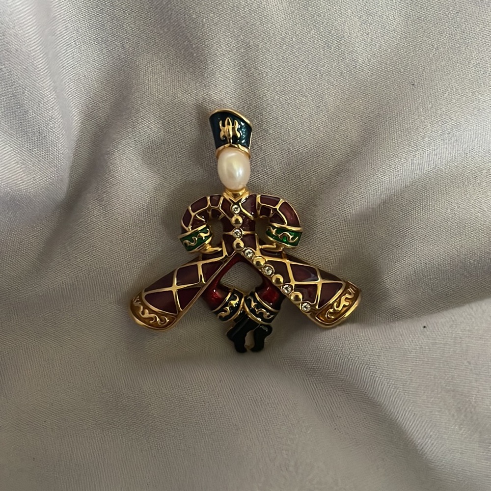 Joan Rivers Brooch - Picture 5 of 9